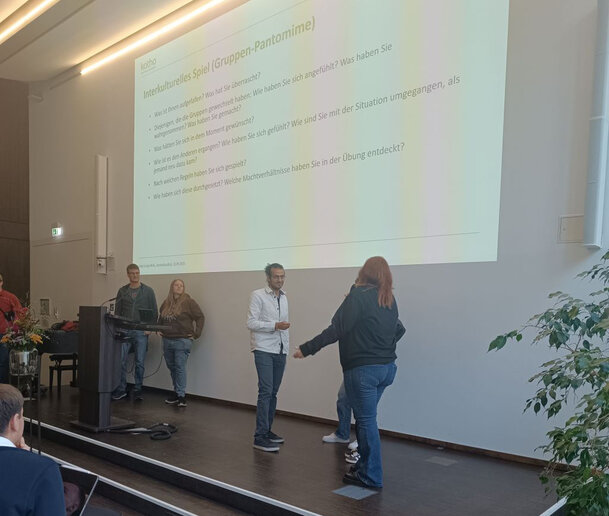 Studierende bei einem interkulturellen Spiel.