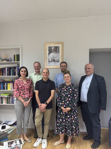 Eine Gruppe von Menschen in dem Büro des Rektors von der Sabauni.