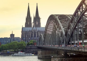 Dom, Rhein und Hohenzollernbrücke in der Dämmerung