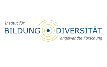 Das Logo des Instituts für Bildung und Diversität - angewandte Forschung. "Bildung" und "Diversität" steht in großen blauen Buchstaben in der Mitte. Getrennt durch einen blauen Punkt mit grünen Kreisen. über "Bildung" steht "Institut für". Unter Diversität steht "angewandte Forschung".