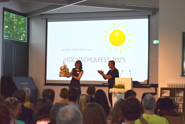 Verwaltungsleiterin Claudia Prelle nimmt den Nachhaltigkeitspräsentkorb im Namen der Münsteraner Stadtradler entgegen.
