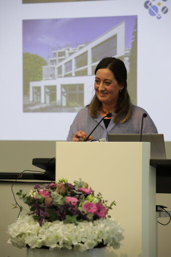 Die Tochter steht am Renderpult