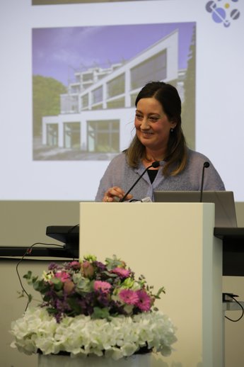 Die Tochter steht am Renderpult