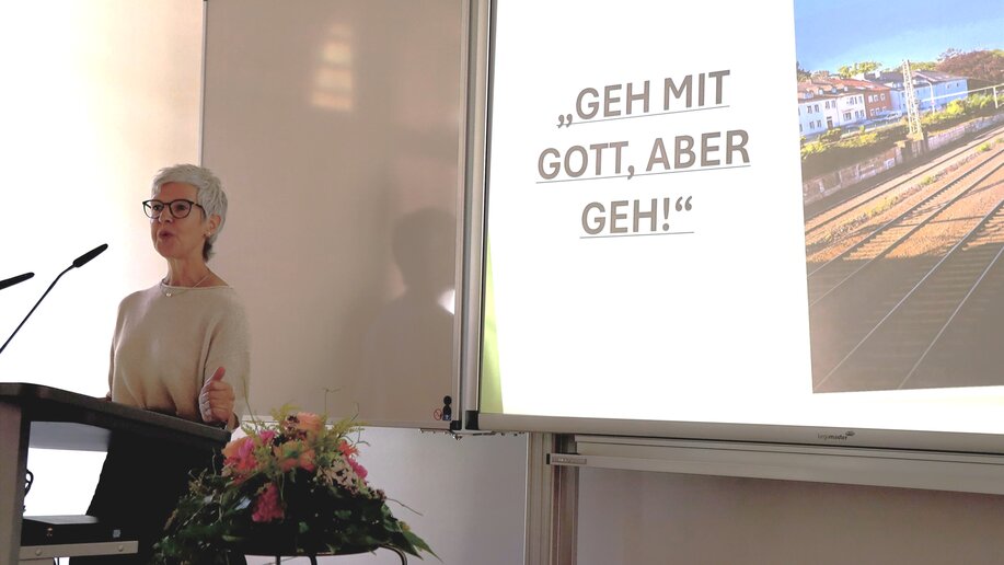 Dekanin Bergit Peters hält eine feierliche Rede.