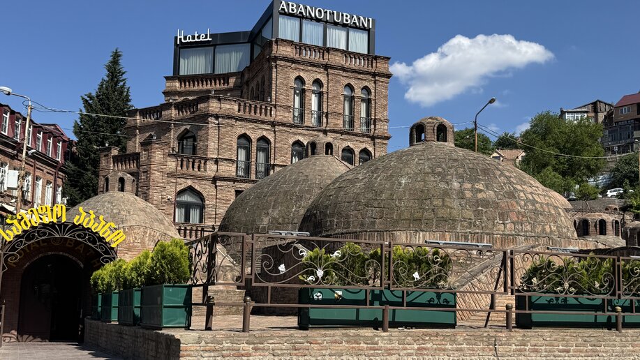 Die Schwefelbäder in Tiflis. Der Himmel strahl blau.