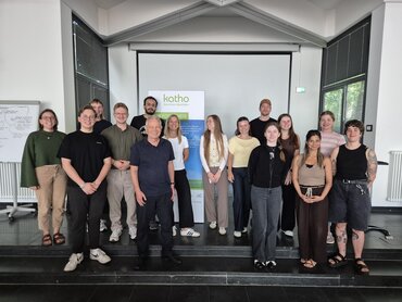 Ein Gruppenfoto in der Aula