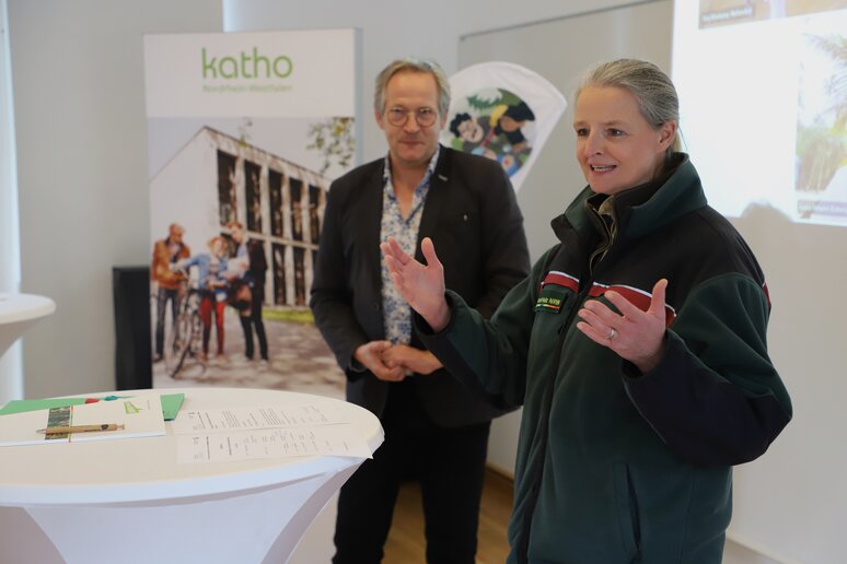 Der Organisator des Wald- und Umweltzertifikatskurses und eine Mitarbeiterin von Wald und Holz NRW wenden sich an die Absolvent_innen.