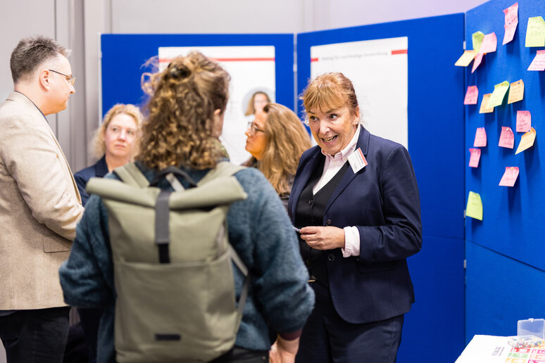 Im Open Space „Science meets Politics“ stehen Teilnehmende für intensiven Austausch zusammen.