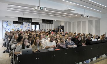 Blick auf die neuen Studierenden, die im Hörsaal sitzen. 