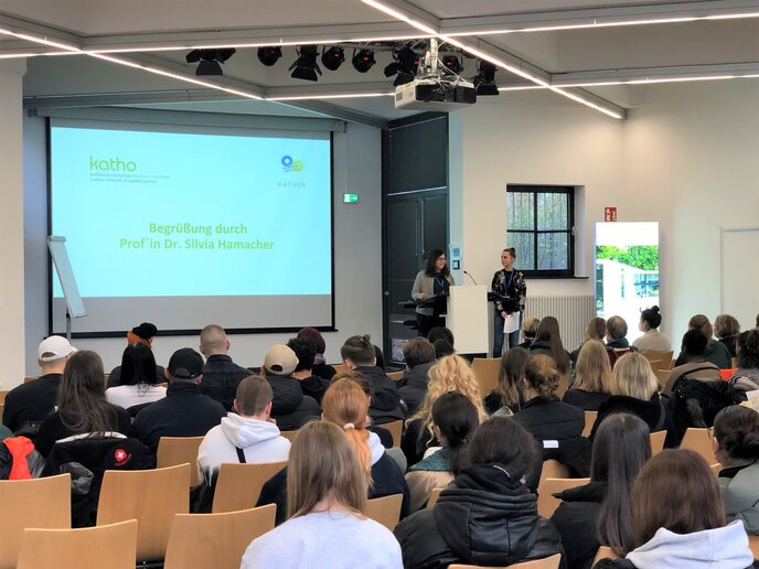 Professorin Silvia Hamacher begrüßte die 130 Studieninteressierten in der katho am Standort Aachen.
