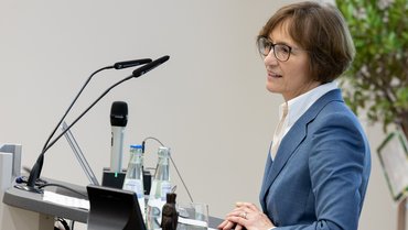 Die neue Rektorin der katho, Prof.in Dr.in Schermaier-Stöckl, stellt das Motto des neuen Rektorats vor: "Wir gestalten". 