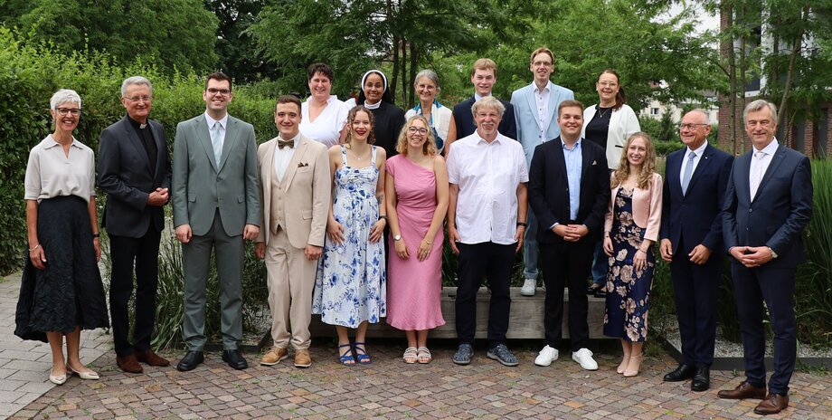 Gruppenbild mit festlich gekleideten Personen.