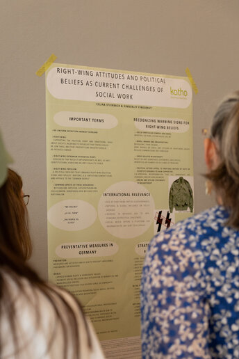 Personen schauen sich ein Poster an. 