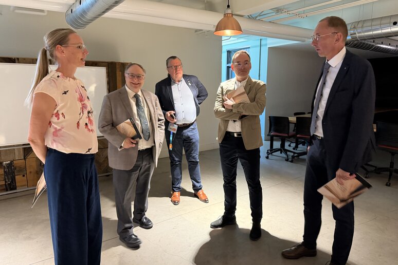 Prf.in Dr.in Eva Stuckstätte im Gespräch beim Besuch der School of Social Innovation (Innovation lab) an der Saint Paul University.