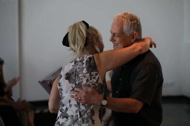 Antonia Lammel umarmt Johannes Jungbauer