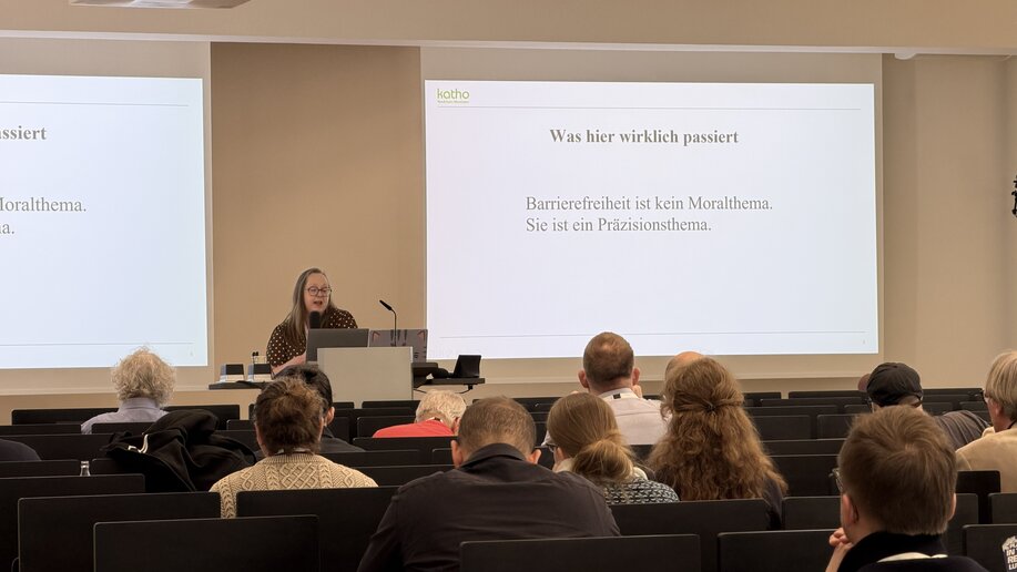 Dr.in Annett Giercke-Ungermann referiert zum Thema Barrierefreiheit. 
