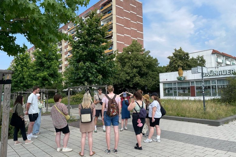 Studentisch organisierte Stadtführung mit Fokus auf soziale Projekte durch Leipzig Grünau 