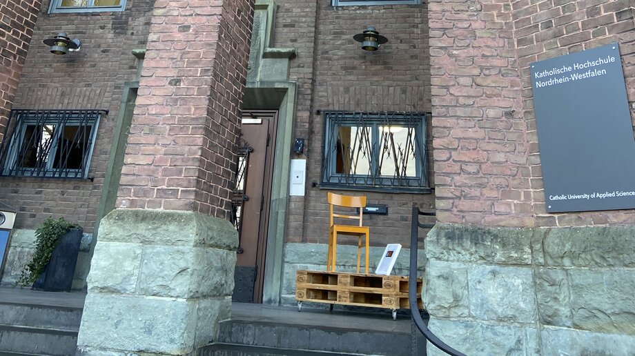 In Paderborn stand der Stuhl vor dem Eingang der Hochschule. 