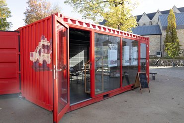 Ein rote Überseecontainer ist zu sehen.