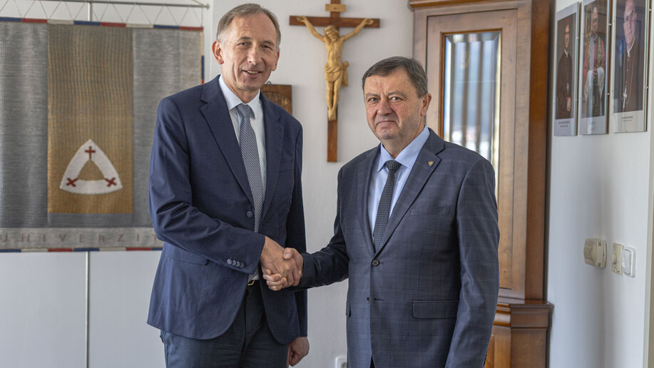 Kanzler Bernward Robrecht schüttelt dem Rektor Prof. Dr Jaroslav Demko die Hand.