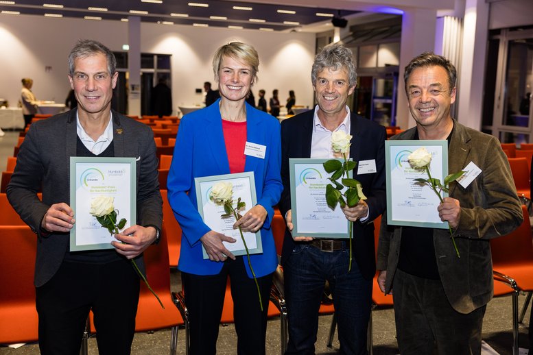 Die Preisträger_innen des 1. Platzes von der Deutsche Sporthochschule (Kategorie Transfer) für ihr Projekt „Nachhaltige Sport[groß]veranstaltungen“