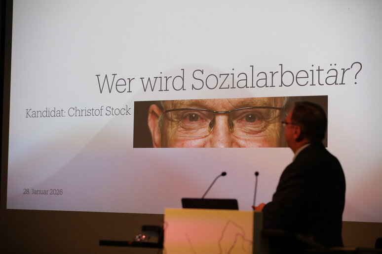 Folie mit einem Bildausschnitt von dem Gesicht von Christof Stock