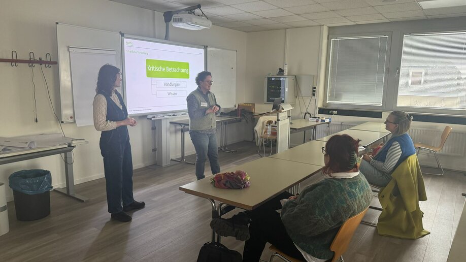 Über die „Vielseitigen Facetten der Lehr- und Lernsituation im Hebammenstudium“ informierte Prof.in Dr.in Sabine Hartmann-Dörpinghaus (stehend rechts).