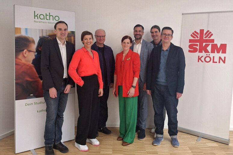Eine Gruppe Menschen, bestehend aus Angehörigen der katho und der SKM Köln, steht für ein Gruppenfoto zusammen.