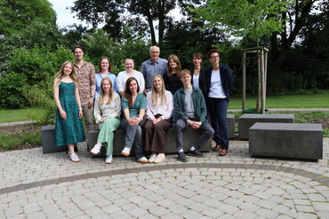 Ein Gruppenfoto mit mehreren Personen im Garten