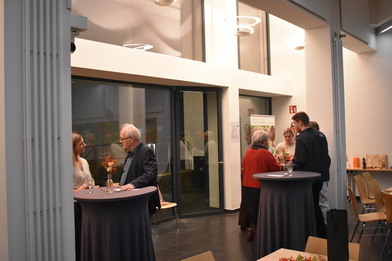 Menschen beim Small Talk