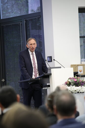 Der Kanzler steht am Rednerpult