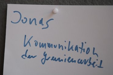 Auf einem angepinnten Papier steht in großer Schrift: "Jonas" und "Kommunikation der Gremienarbeit".