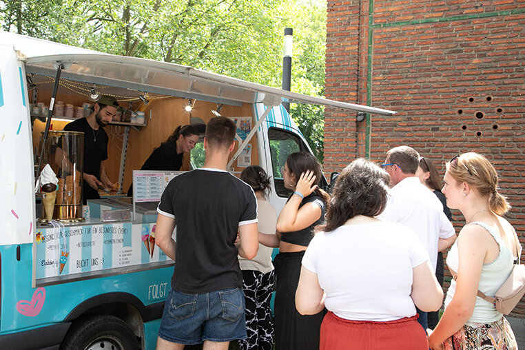 Menschen vor einem Eiswagen