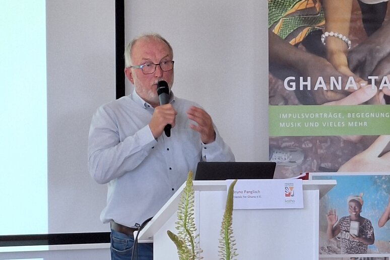 Wie effektiv die Hilfe von „Friends for Ghana“ vor Ort ist, erklärte Bruno Panglisch anhand des Solarlampen-Projekts, das der Verein in den meist nicht elektrifizierten ländlichen Dörfern in Ghana voranbringt. 