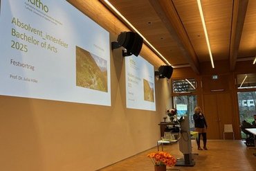 Eine Person hält einen Vortrag. 