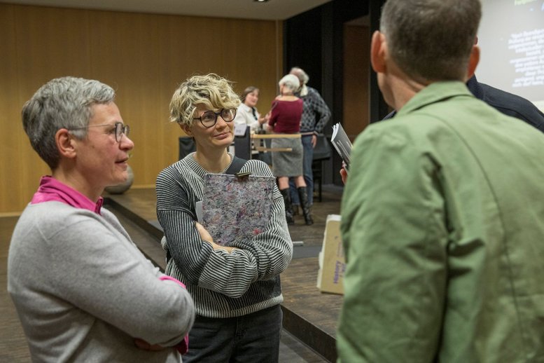 Drei Personen im Gespräch miteinander.