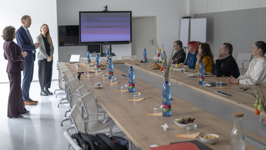 Eine Versammlung in einem Besprechungsraum mit dem Internationalisation Committee.