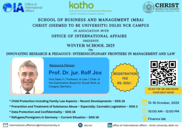 Ein hellblaues Plakat mit englischsprachigen Infos zur Winterschool und einem Profilbild von Prof. Jox.