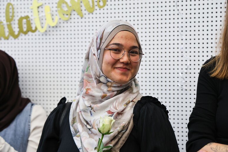 Glückliche Gesichter von Absolvent_innen.