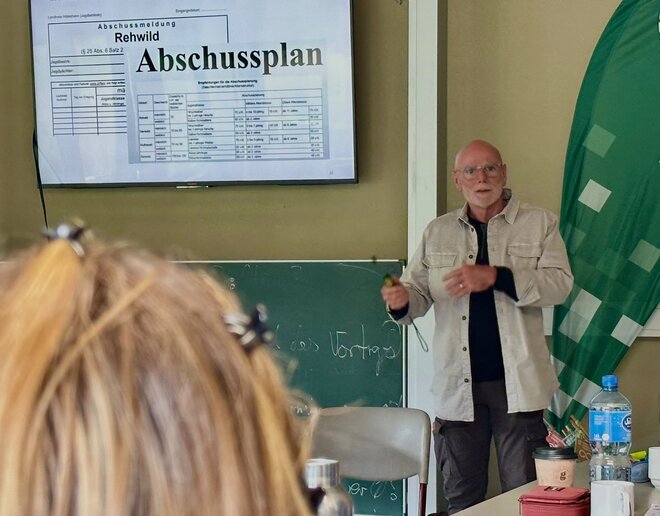 Ralf Nielsen bei der Erläuterung von Wildtieren und deren Bejagung und seine Diskussion mit den Studierenden zum Thema Jagd. Der Vortrag findet in einem Raum statt.