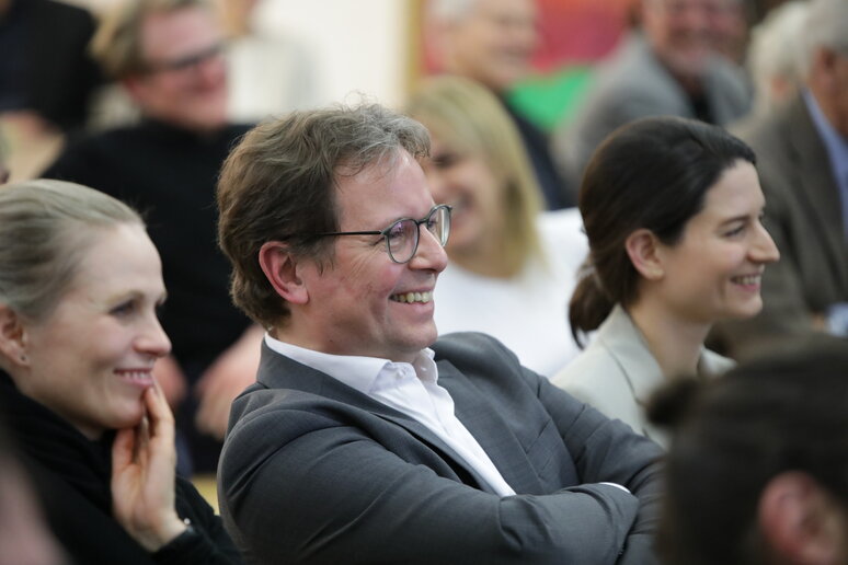 Stuhlreichen mit Publikum, größtenteils lachend