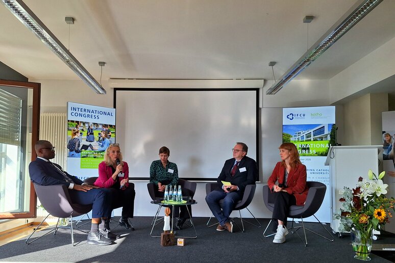 Strategie-Panel mit Prof. Martin Osita Anagboso von der Madonna University in Nigeria, Suzana Obrovac (Catholic University of Croatia) und Prof.in Dr.in Karla Verlinden (katho) sowie dem katho-Moderator_innenteam (v.l.n.r.). 