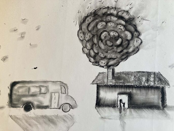 Ein  mit Kohle gemaltes Bild. Ein Bus, der auf ein Haus zufährt. Aus dem Haus kommt eine große Rauchwolke in der Gesichter zu erkennen sind.