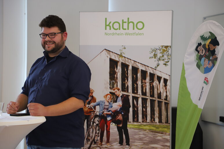 Ein weiterer Student spricht zum Publikum.