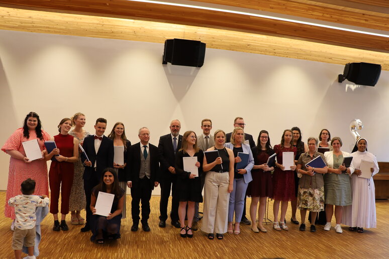 Absolventen mit Zeugnissen und Prodekan Prof. Dr. Werner Wertgen und Dekan Prof. Dr. Kai G. Sander