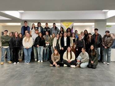 Gruppenbild der neuen Kindheitspädagogik-Studierenden zum Wintersemester 2025/26