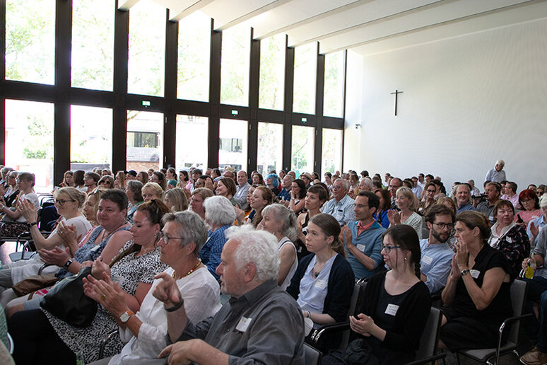 Publikum im voll besetzten Audimax.