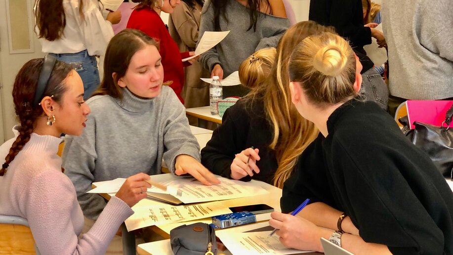 Zu sehen sind deutsche und französische Studierende während der Seminararbeit.