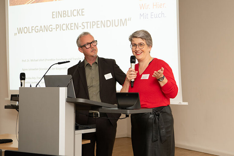 Agnes Leinweber, Vorständin der Bürgerstiftung Rheinviertel, erklärte die Idee hinter dem „Wolfgang-Picken-Stipendium“.