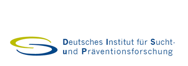 Logo "Deutsches Institut für Sucht- und Präventionsforschung". Zwei halb Kreise, einer grün und einer blau. Der Blaue startet in der Mitte des Grünen. Daneben der Schriftzug "Deutsches Institut für Sucht- und Präventionsforschung".